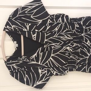 Tahari Flowy Dress in Medium